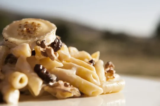 Macarrones con queso de cabra, nueces y pasas