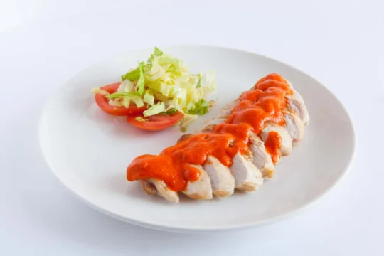 Pechuga de pollo con salsa de piquillos